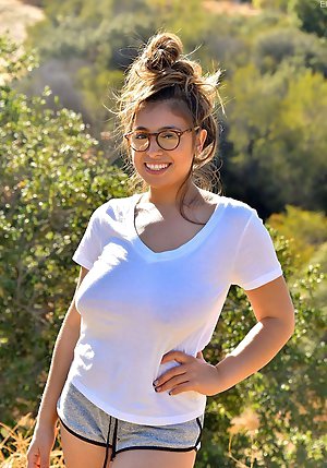 Nerdy brunette flashing her natural breasts while enjoying her hike